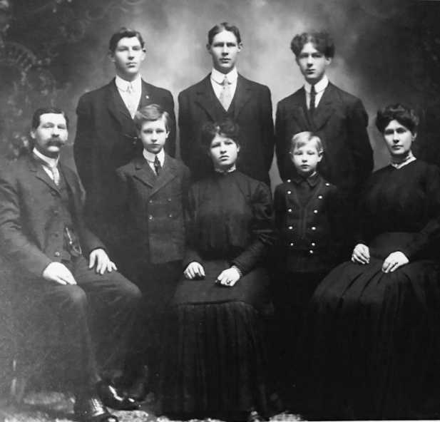 Skoog Family group photo, ca. 1904