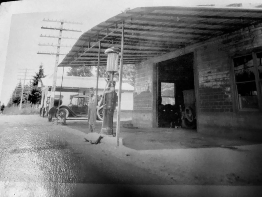 Photo of Skoog's Garage on River Rd, 1923